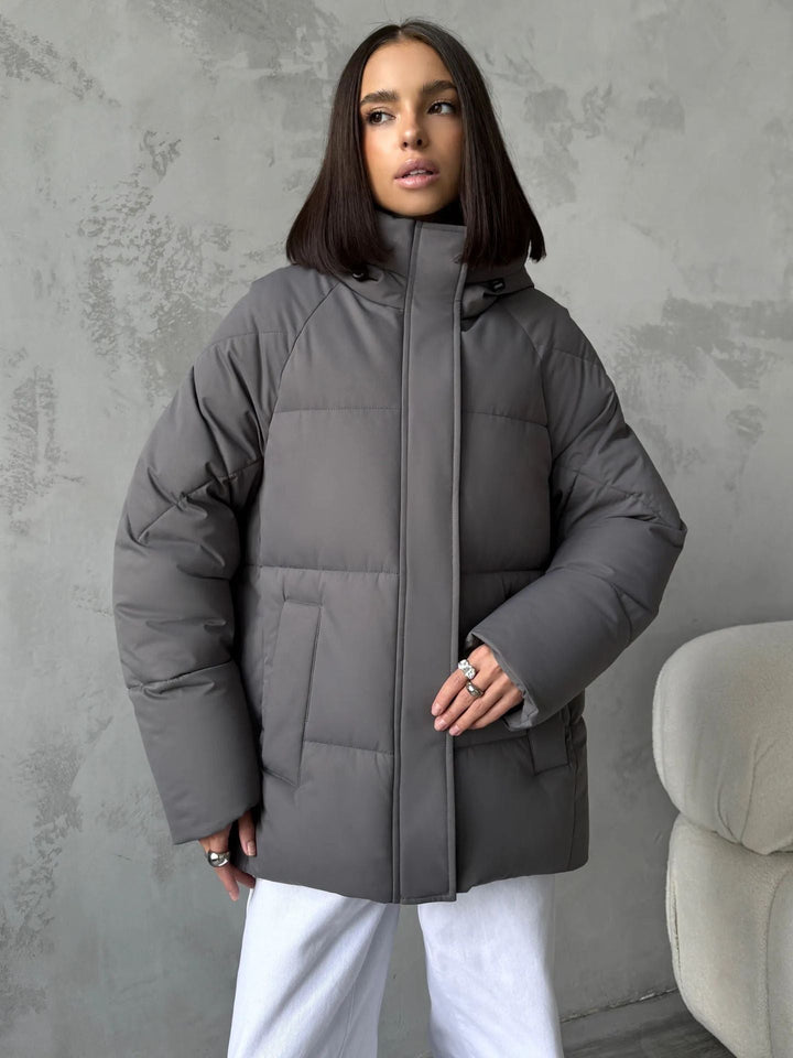 Nahaufnahme: Trendige Oversized Damen Winterjacke, warm, stilvoll & hochwertig verarbeitet.