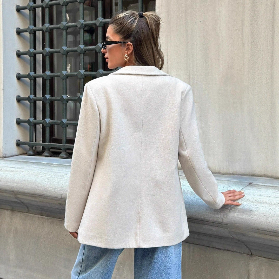 Beiger, flauschiger Damenblazer: Nahaufnahme des modernen Materials, das Eleganz und angenehmen Tragekomfort bietet.