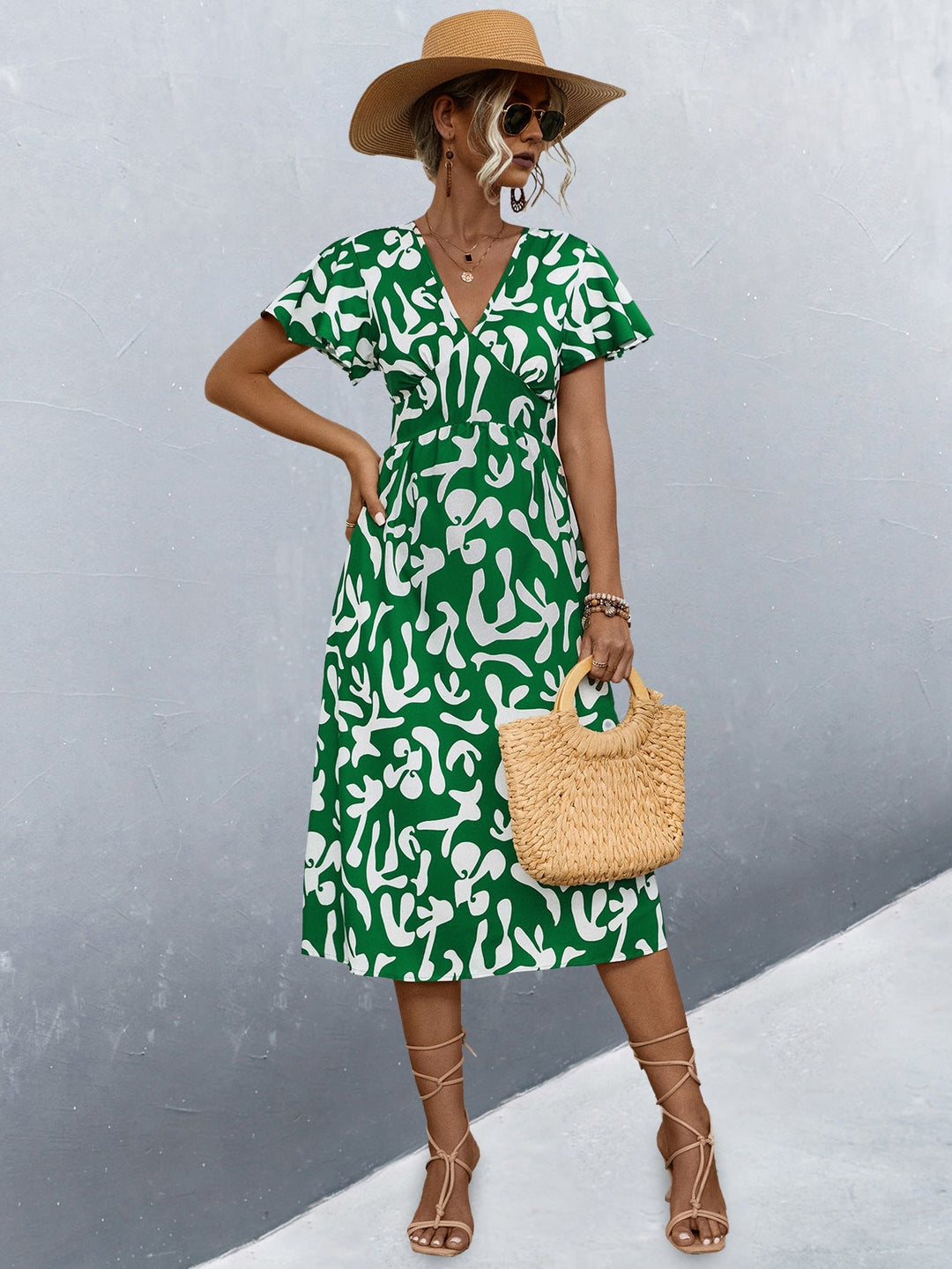 Feminines Sommer-Wickelkleid mit Blumenprint & seitlicher Raffung, bequem & stilvoll.
