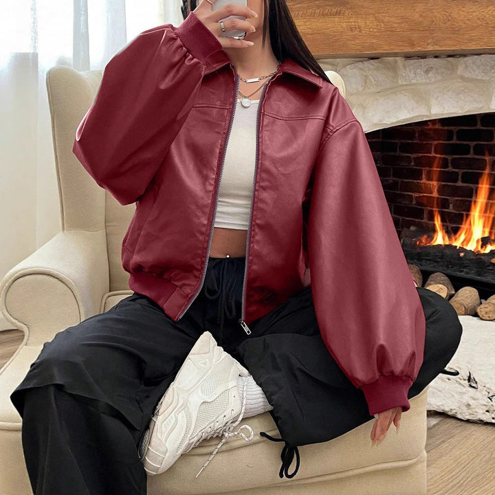 Detailaufnahme der roten Damen Bomberjacke. Modische Übergangsjacke mit Rippbündchen für einen coolen Casual-Look.