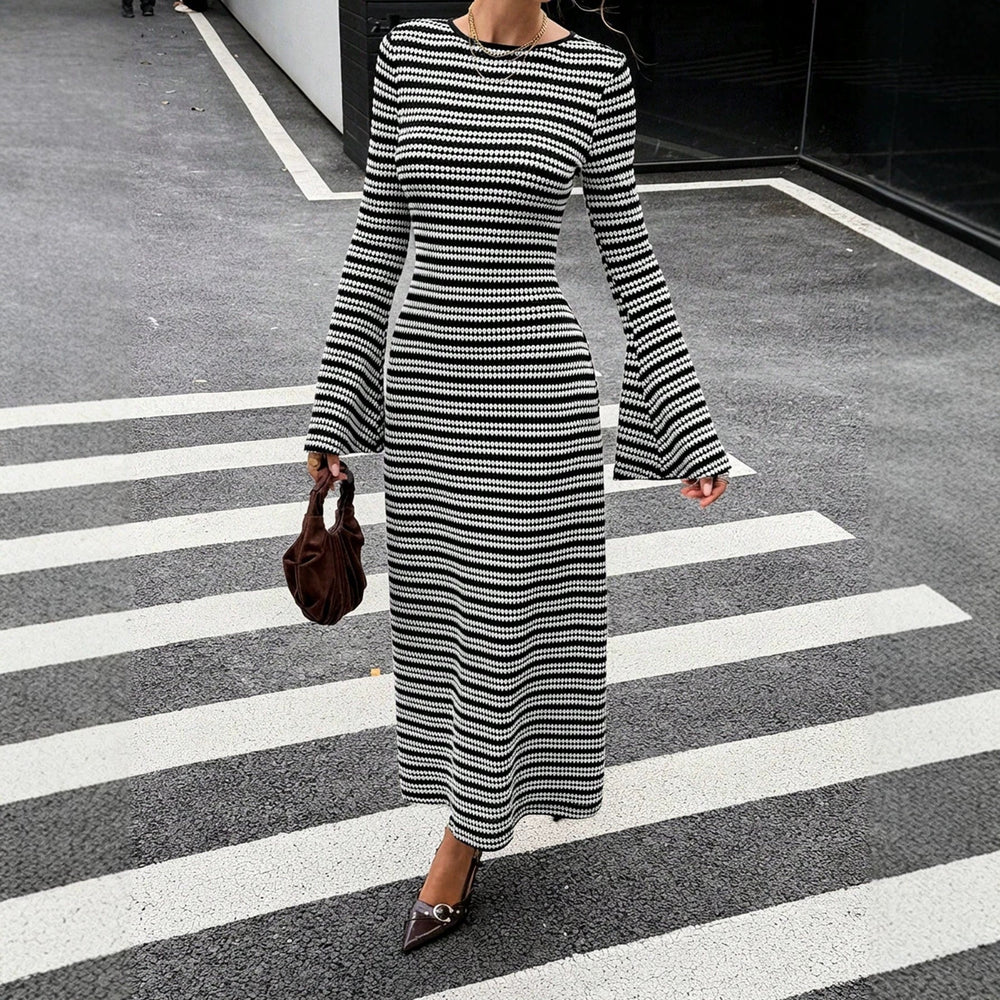Schwarzes tailliertes Midikleid für Damen mit stilvollen Trompetenärmeln. Perfekt für festliche Anlässe.