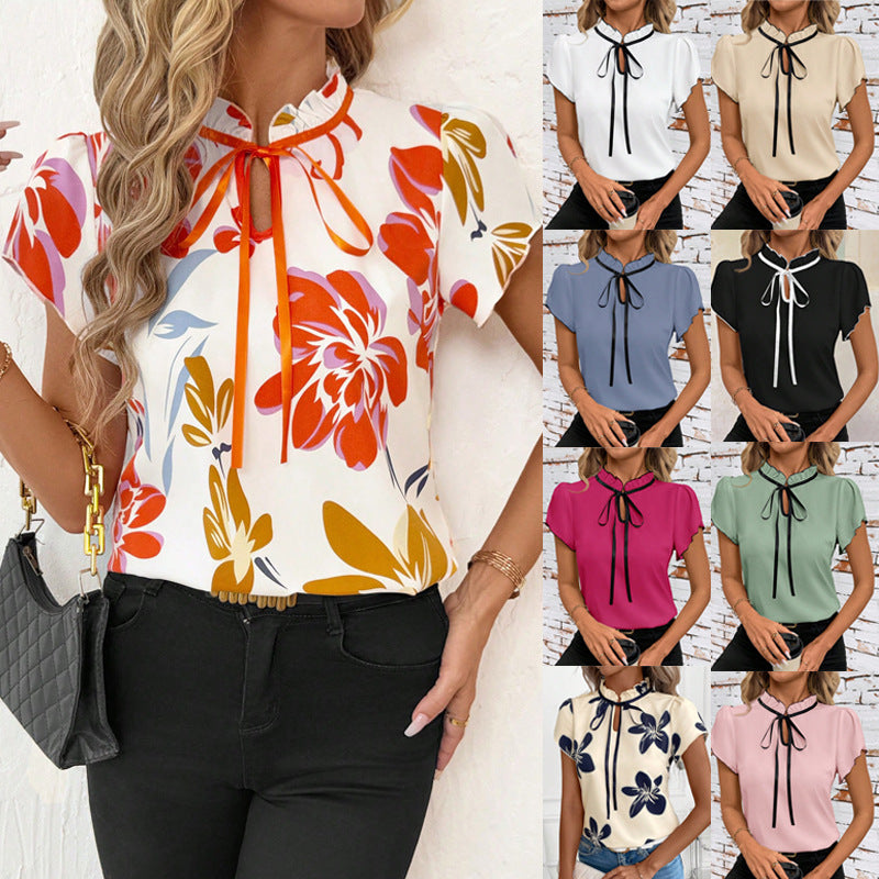 Damen Kurzarmbluse mit elegantem Rüschenkragen, Schleifendetail & zartem Blumenmuster. Perfekt für Sommer & Büro.