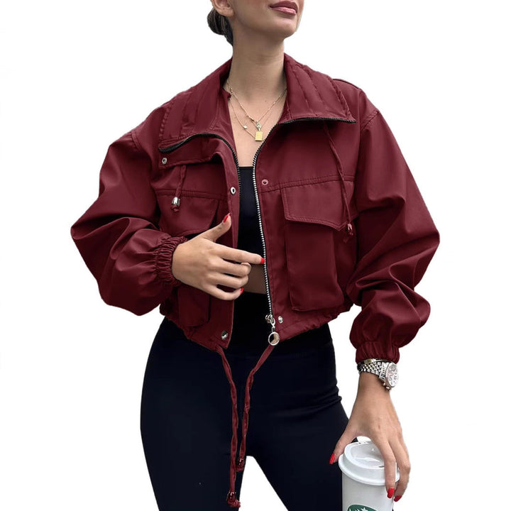 Aktive Damen Sportjacke, kurz geschnitten, ideal für Outdoor-Aktivitäten oder Freizeit im Frühling. Leichte Übergangsjacke.
