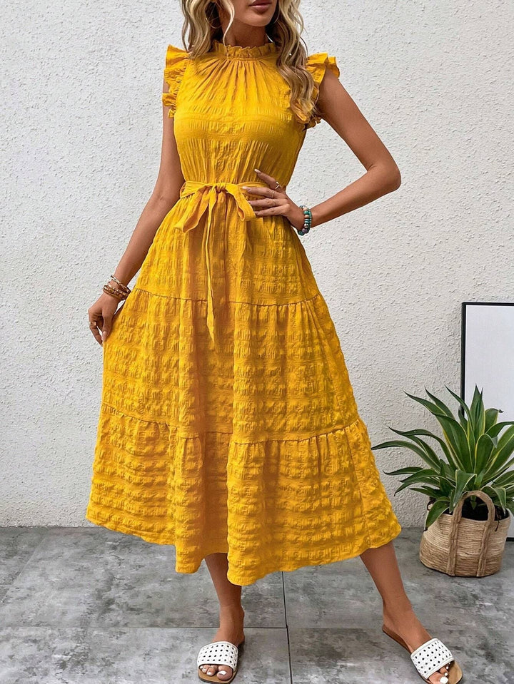 Zeitloses Damen Midikleid mit Stehkragen, Rüschenärmeln & Bindegürtel. Elegant, figurbetont & vielseitig.