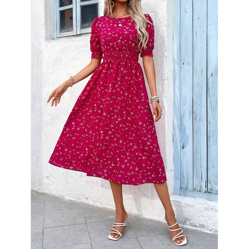 Sommerliches Damen Maxikleid mit zartem Blumendruck, figurbetonter Smock-Taille & eleganten Puffärmeln.