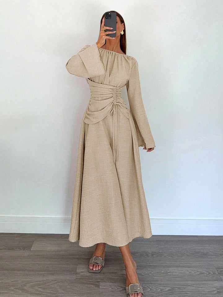 Elegantes Damen Maxikleid mit schmeichelnder Silhouette, Taillenschnürung und weitem, gerafftem Rock.