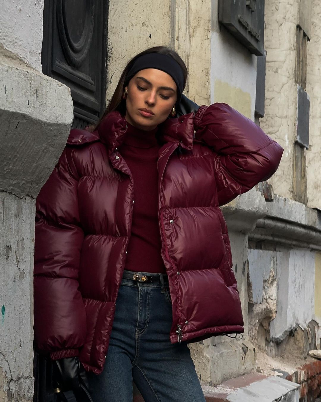 Elegante burgunder Damen Steppjacke, vielseitig für Winter & Herbstmode.