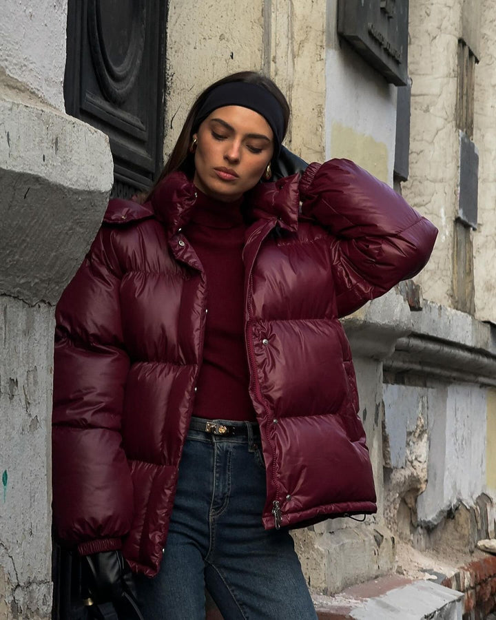 Elegante burgunder Damen Steppjacke, vielseitig für Winter & Herbstmode.