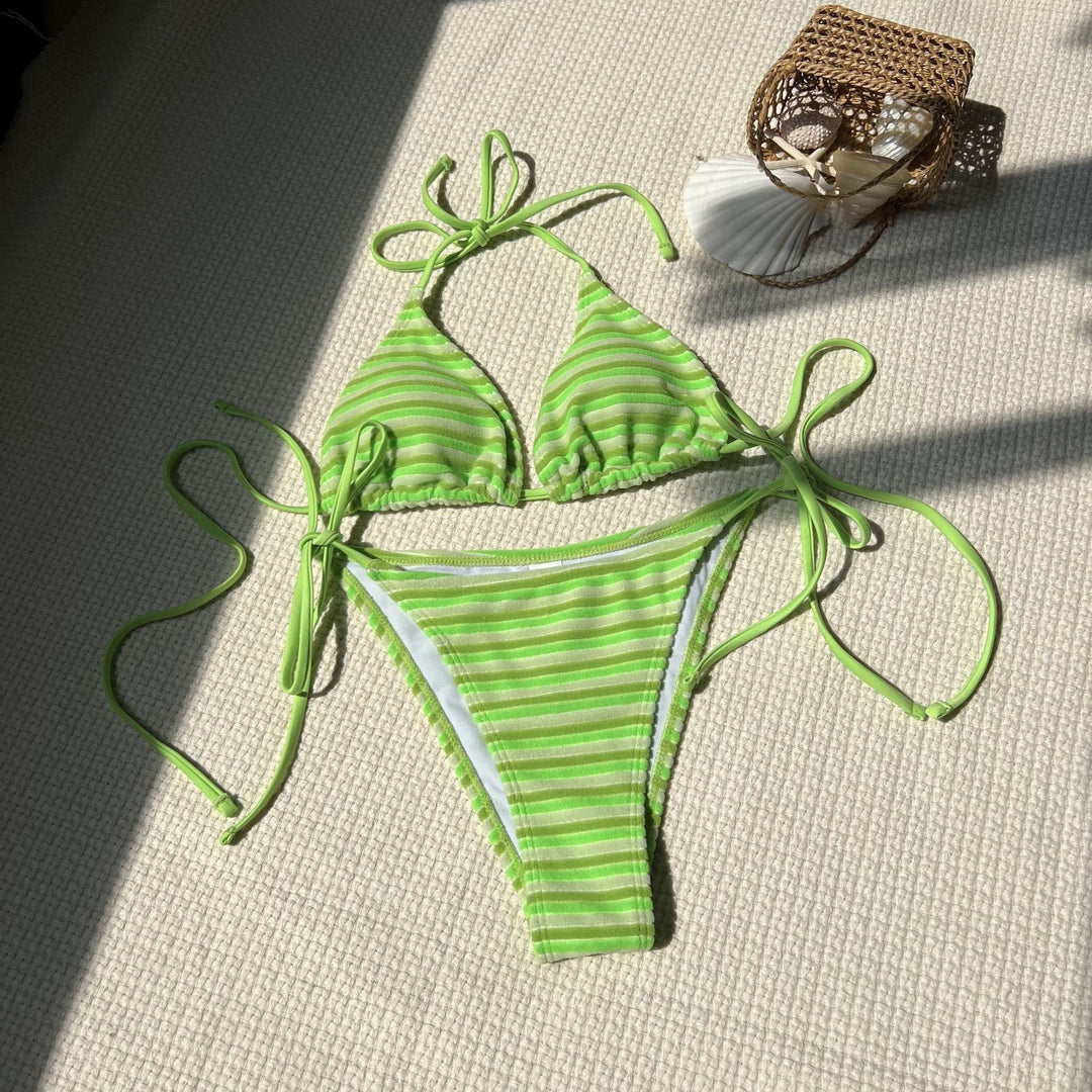 Trendy Damen-Bikini mit farbenfrohem Streifenmuster, Triangel-Form, ideal für Strandmode.