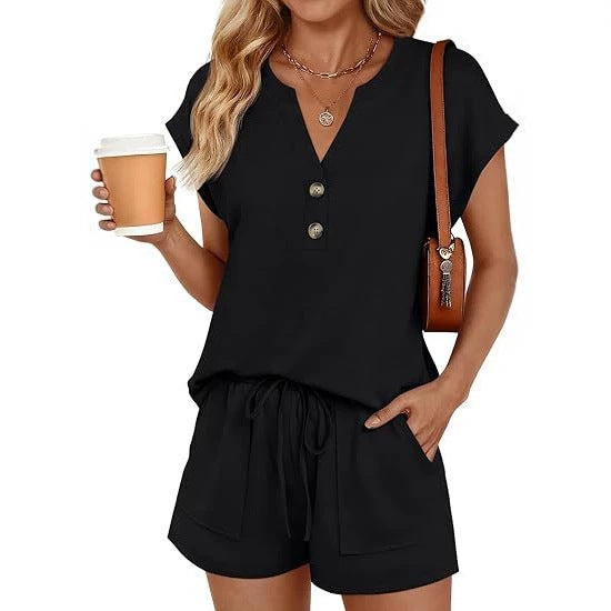 Damen Lounge-Set Zweiteiler mit Knopfleiste und Shorts in Beige, perfekt für entspannte Freizeit und Homewear.