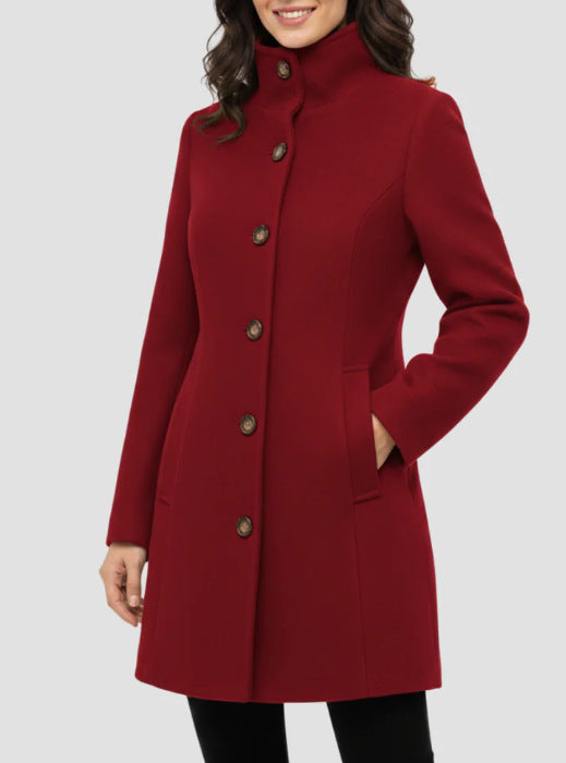 Model trägt elegante Damen Jacke mit Stehkragen. Herbst/Winter Chic in voller Pracht.