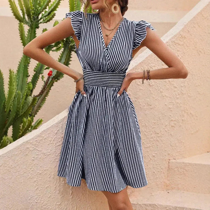 Elegantes hellblaues Damen Midikleid mit V-Ausschnitt, fließendem Stoff, ideal als Sommerkleid & Freizeitkleid.