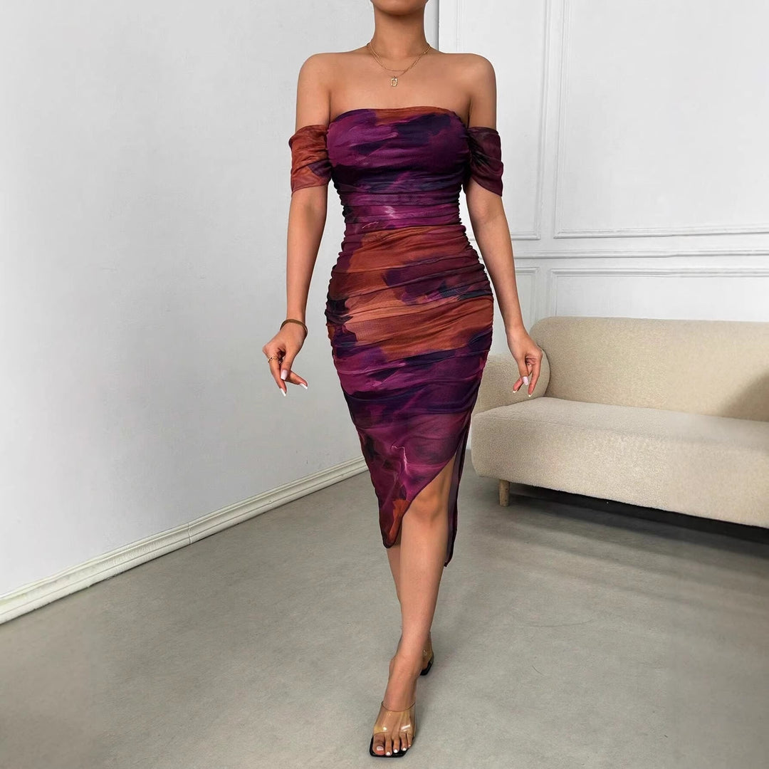 Elegantes Abendkleid für Damen: Figurbetontes schulterfreies Maxikleid mit Raffung & hohem Beinschlitz.