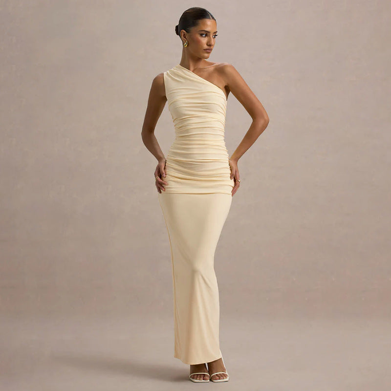 Modernes Damen Abendkleid, schulterfrei mit eleganten Rüschen und figurbetontem Schnitt, ein Blickfang.