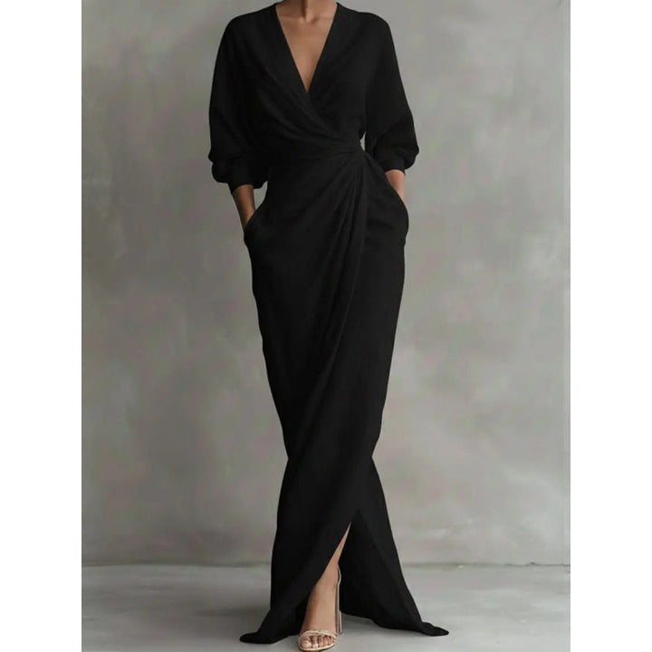 Feminines Damen Wickel-Maxikleid mit fließender Silhouette, tiefem V-Ausschnitt und elegantem Wickeleffekt.