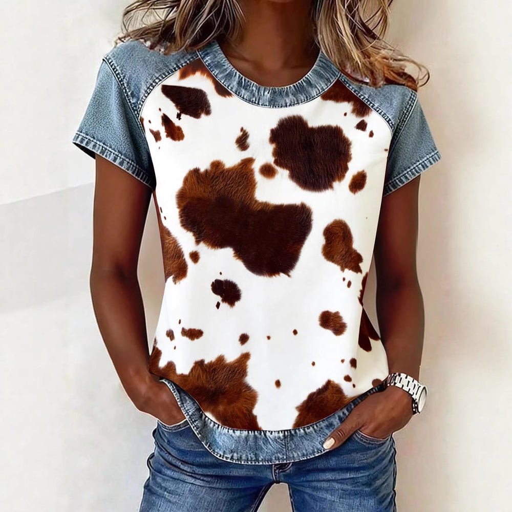 Modisches Damen Kurzarmshirt mit Teddy-Print und stylischen Denim-Akzenten für den Sommer.