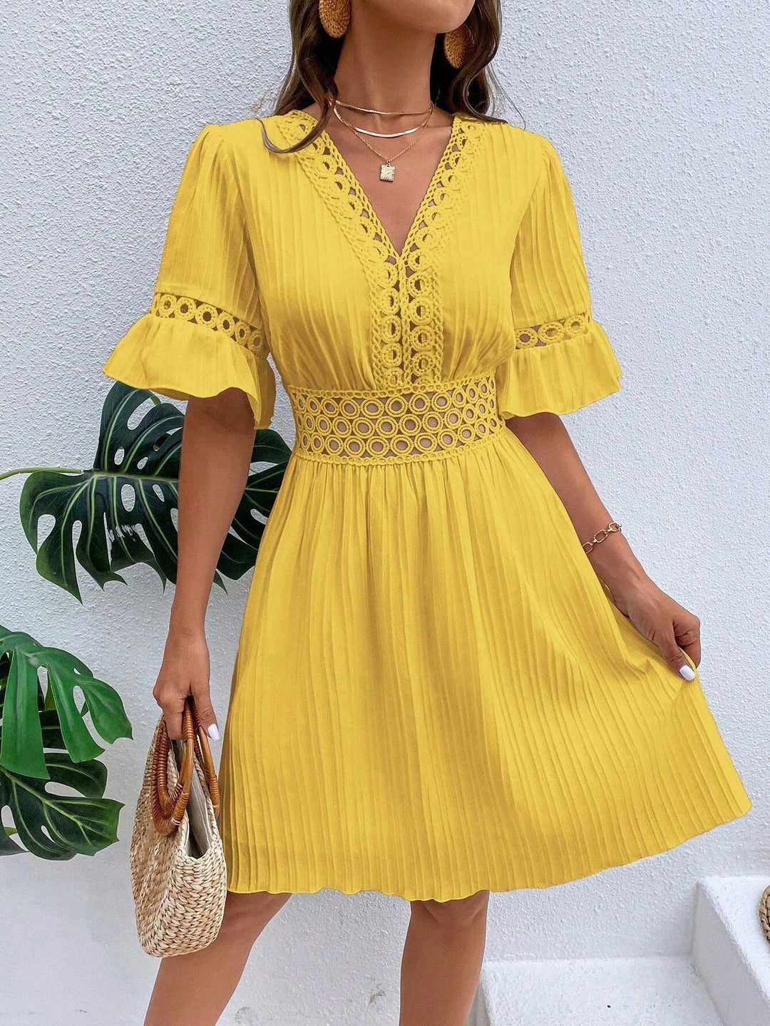 Damen Midikleid im Boho-Stil: Plissee Rock, Spitzendetails & V-Ausschnitt. Luftig, elegant und ideal für den Sommer.
