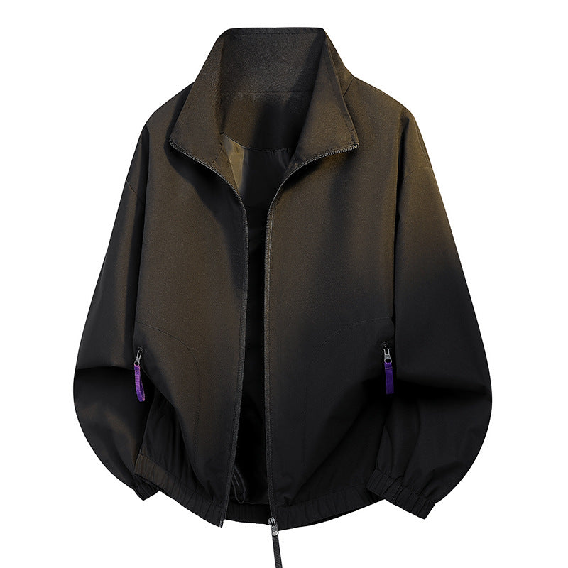 Mann trägt lässigen Herren Urban Blouson mit Stehkragen, kombiniert für einen entspannten Alltagsstil.