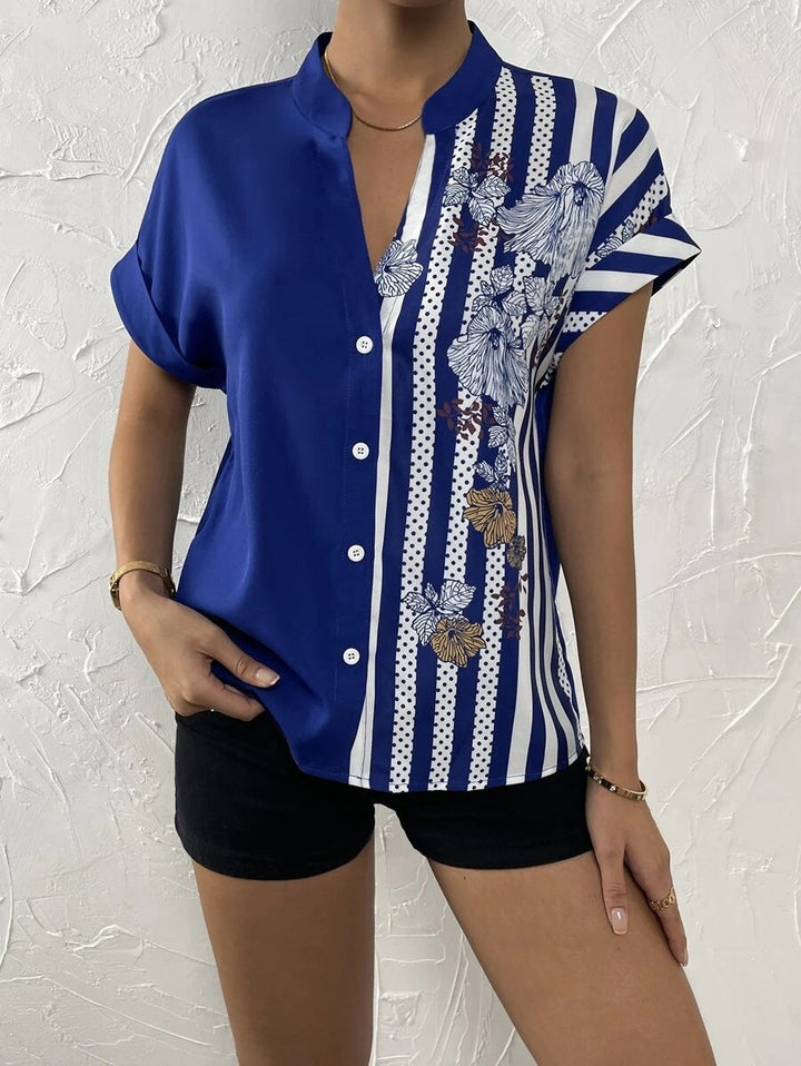 Helle Damen Kurzarmbluse mit Stehkragen, einzigartigem Streifen-Blumenprint, perfekt für Sommer.