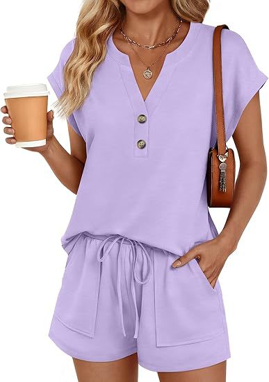 Ultrakomfortables Damen Homewear Set mit lockerer Passform, Knopfleiste am Oberteil und Shorts mit Kordelzug.
