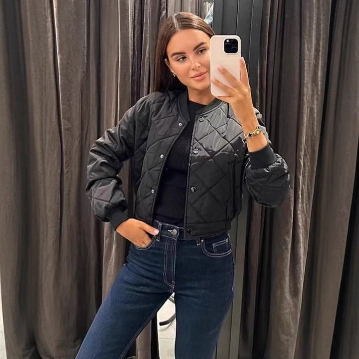 Elegante, gemusterte Damen Steppjacke für Herbst & Winter. Stilvolle Kurzjacke, ideal für Freizeit & Outdoor.