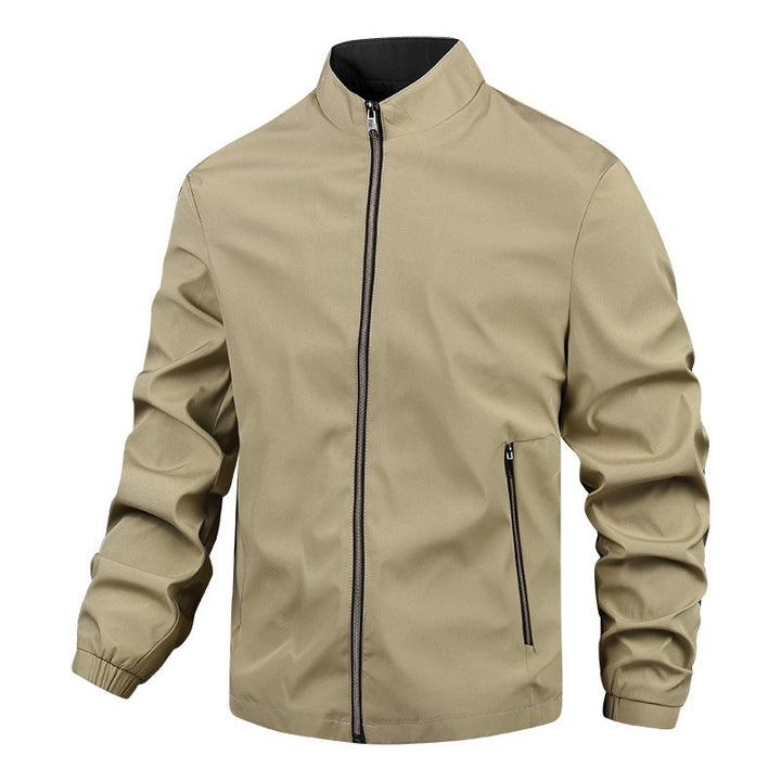 Vielseitige, schwarze Herren Leichtjacke mit Reißverschluss. Stilvolle Outdoorjacke für Frühling und Herbst.