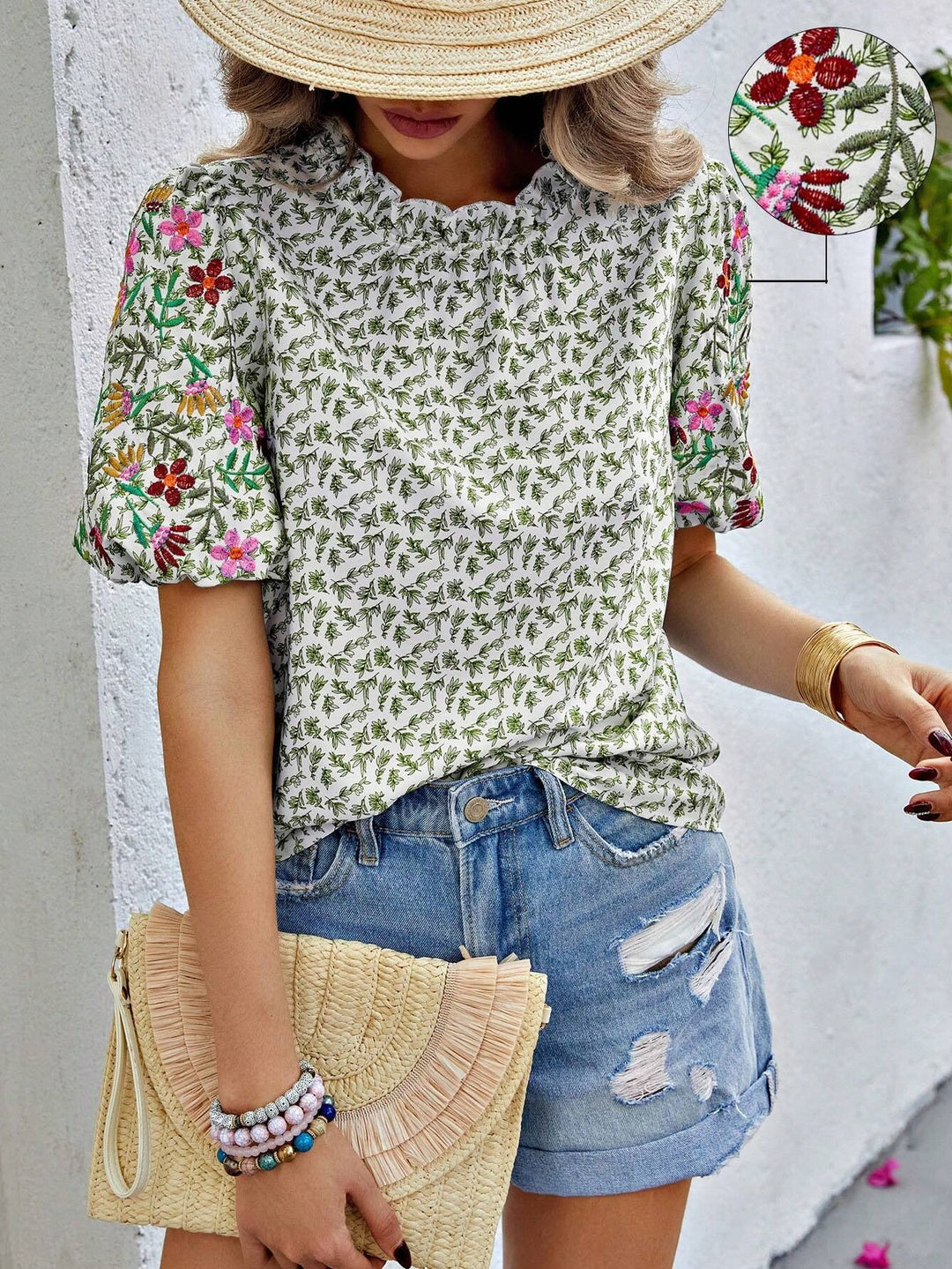 Modische Damenbluse, geblümt, mit eleganten Puffärmeln, gewelltem Ausschnitt – ideal für Sommer & Frühling.