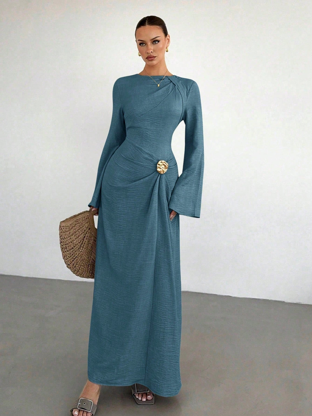 Elegantes Damen Maxikleid, drapierter Look und Glockenärmel, vielseitig für festliche Anlässe.