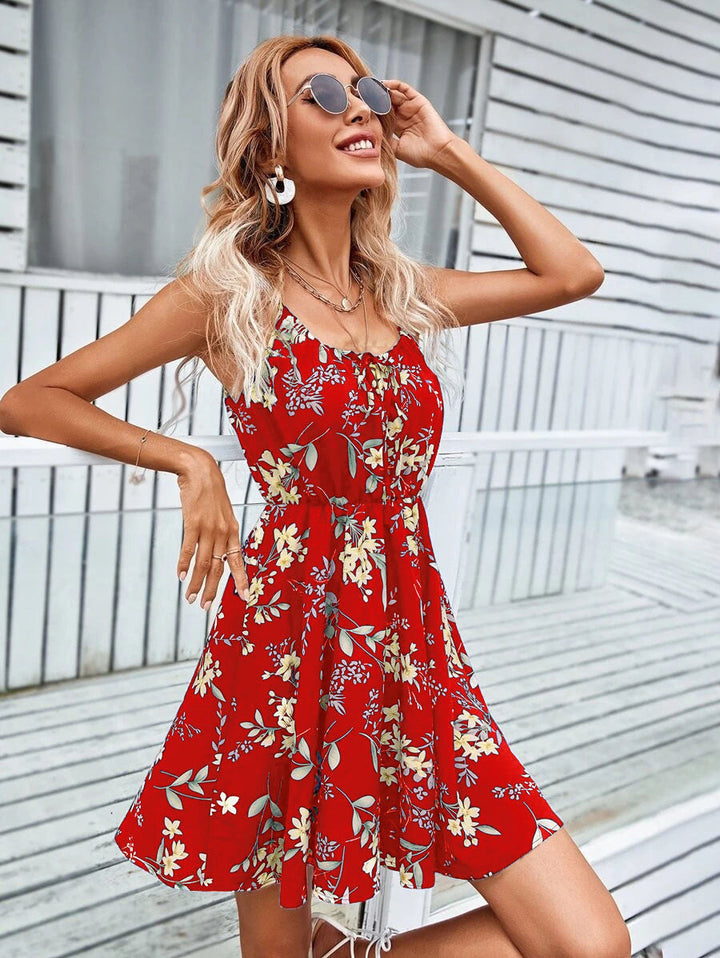 Fließendes, florales Damen-Sommerkleid mit A-Linien-Schnitt und zarten Spaghettiträgern. Ideal für den Urlaub.