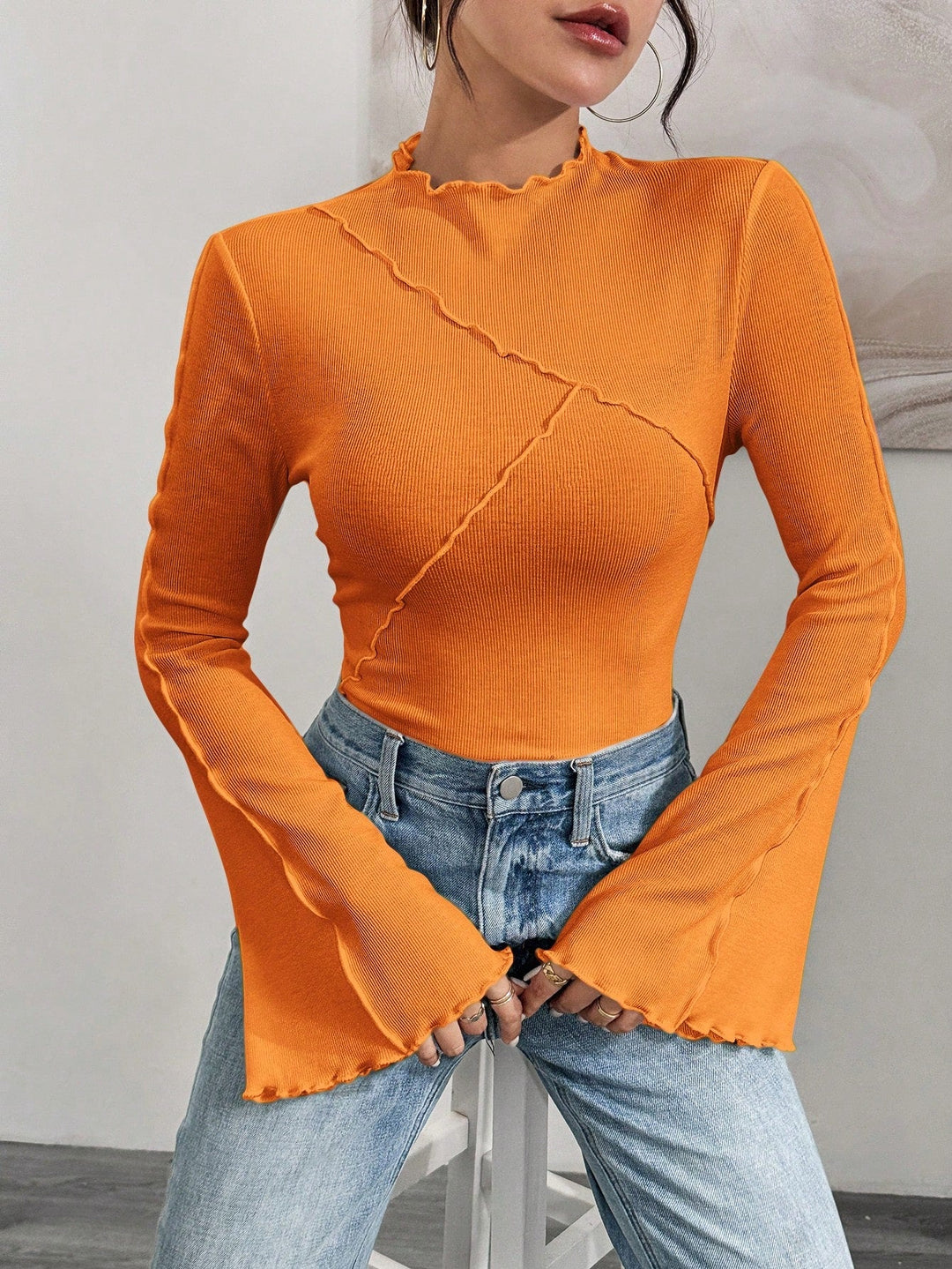 Schickes Damen Basic Langarmshirt, gerippt, mit Stehkragen und eleganten Rüschen.