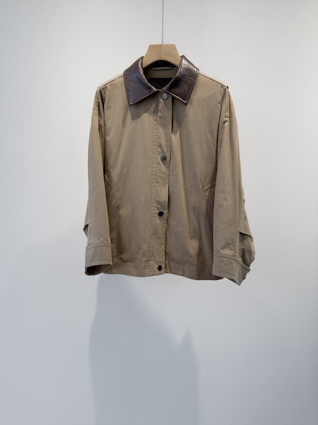 Modische Khaki Utility Jacke für Frauen, vielseitige Übergangsjacke für Freizeit & Alltag, bequem & praktisch.