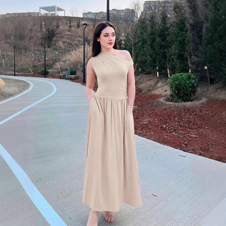 Tailliertes Damen Maxikleid, One-Shoulder Design, mit Seitentaschen, asymmetrisch & elegant.