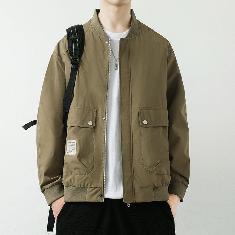 Herren Utilityjacke mit Stehkragen in Schwarz. Stilvolle, vielseitige Freizeitjacke für moderne Männer.