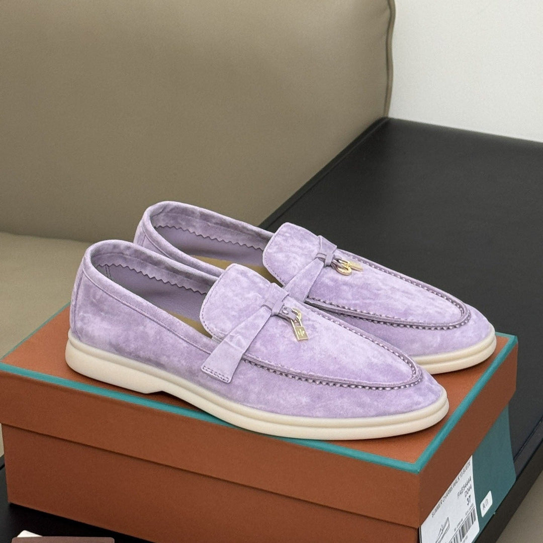 Detaillierte Damen Mokassins mit Ziernähten. Komfortable, flache Schuhe für einen eleganten Casual-Look.