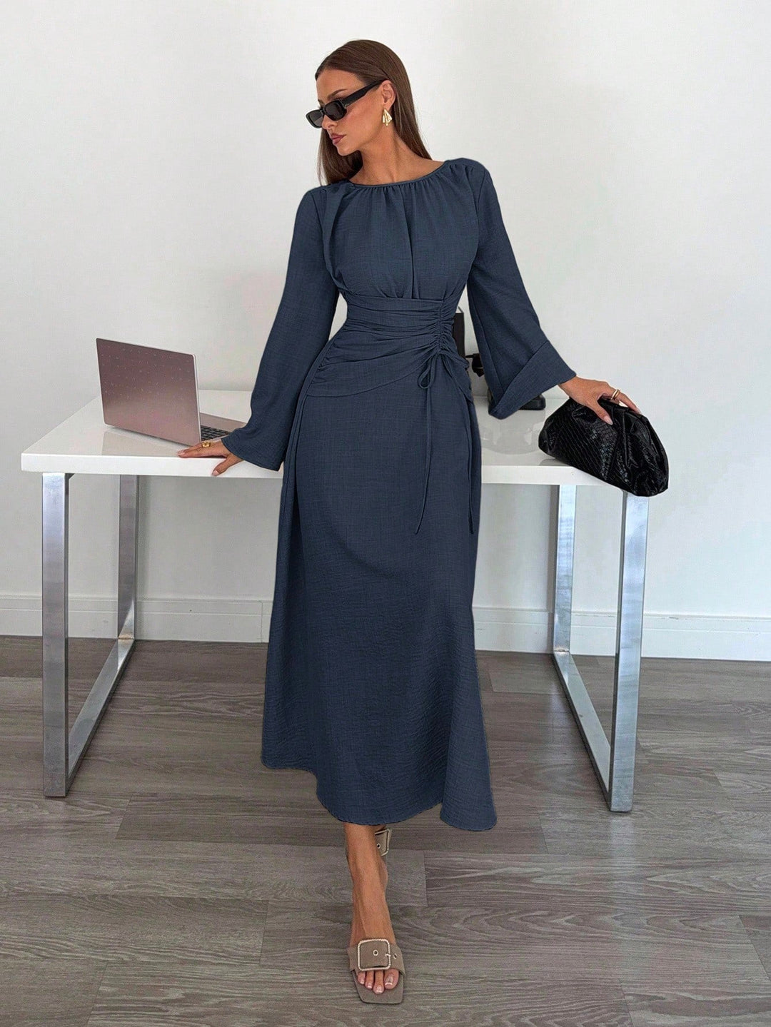 Frühlings Damen Maxikleid, langarm, tailliert mit Schnürung, fließender Rock. Stilvoll und feminin.