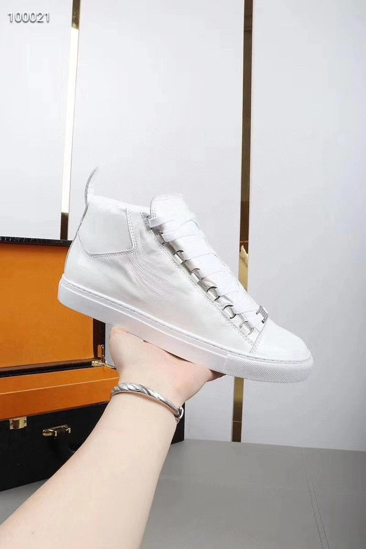 Seitliche Ansicht der modernen Herren-Sneaker in Weiß und Schwarz. Lässige und stilvolle Freizeitschuhe für Männer.