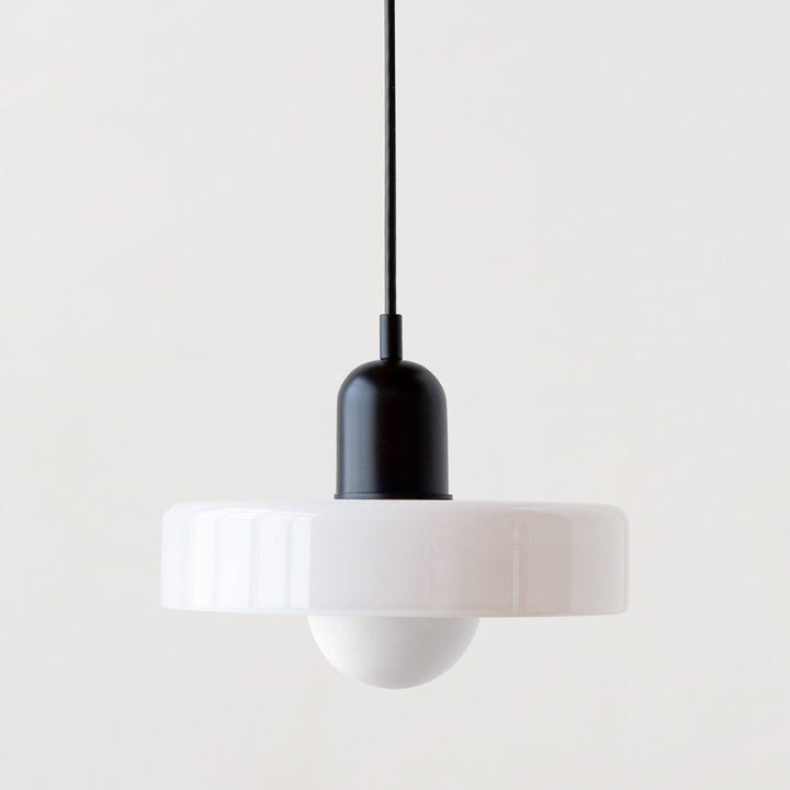 Buntglas Pendelleuchte, farbenfroh und modern. Hängelampe für helle Esszimmer.