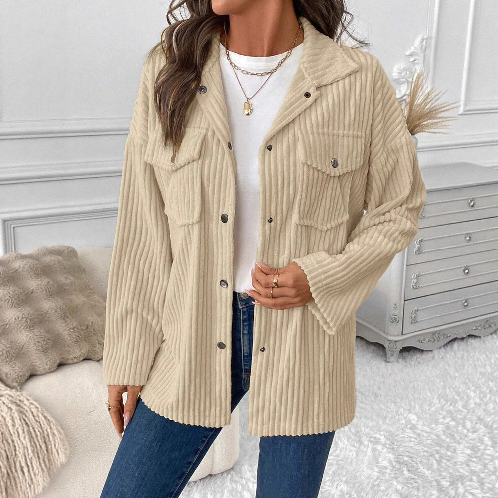 Modische Damenstrickjacke mit feinem Rippstrick, langarm, Knopfleiste, perfekt als stilvolle Übergangsjacke.