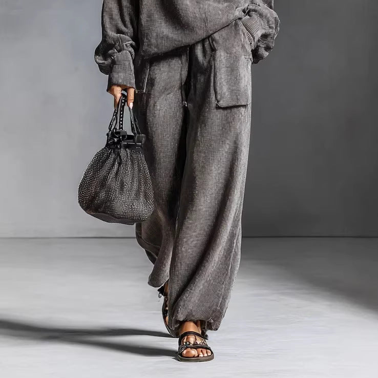 Komfortables graues Loungewear Set für Damen: Sportlicher Zweiteiler mit Hoodie & Jogginghose zur Entspannung.