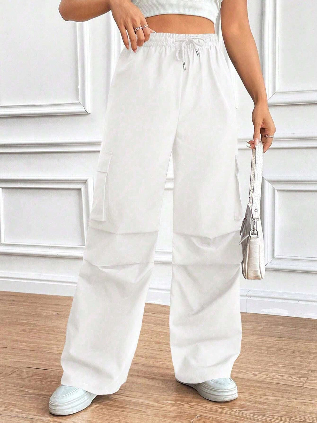 Trendige Streetwear Damen Cargo-Hose, High-Waist, Loose Fit. Mit Elastikbund & Klappentaschen, modern & praktisch.