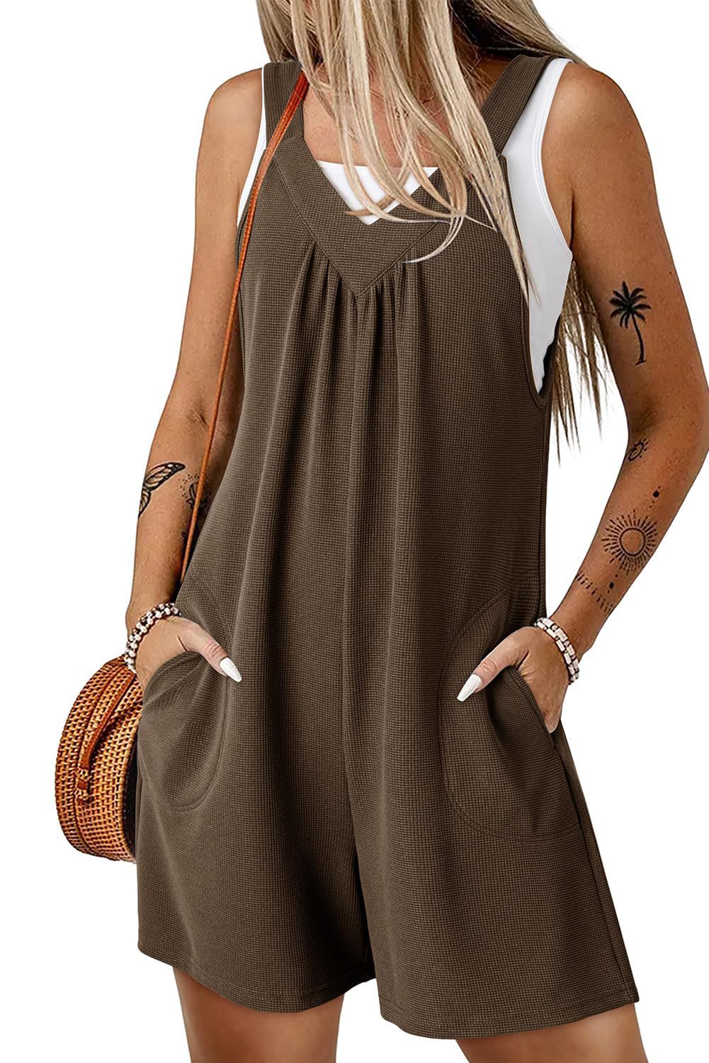 Modell trägt lässigen Damen Waffel-Shorts-Overall mit V-Ausschnitt. Ideal für Sommer, Freizeit und Urlaub.