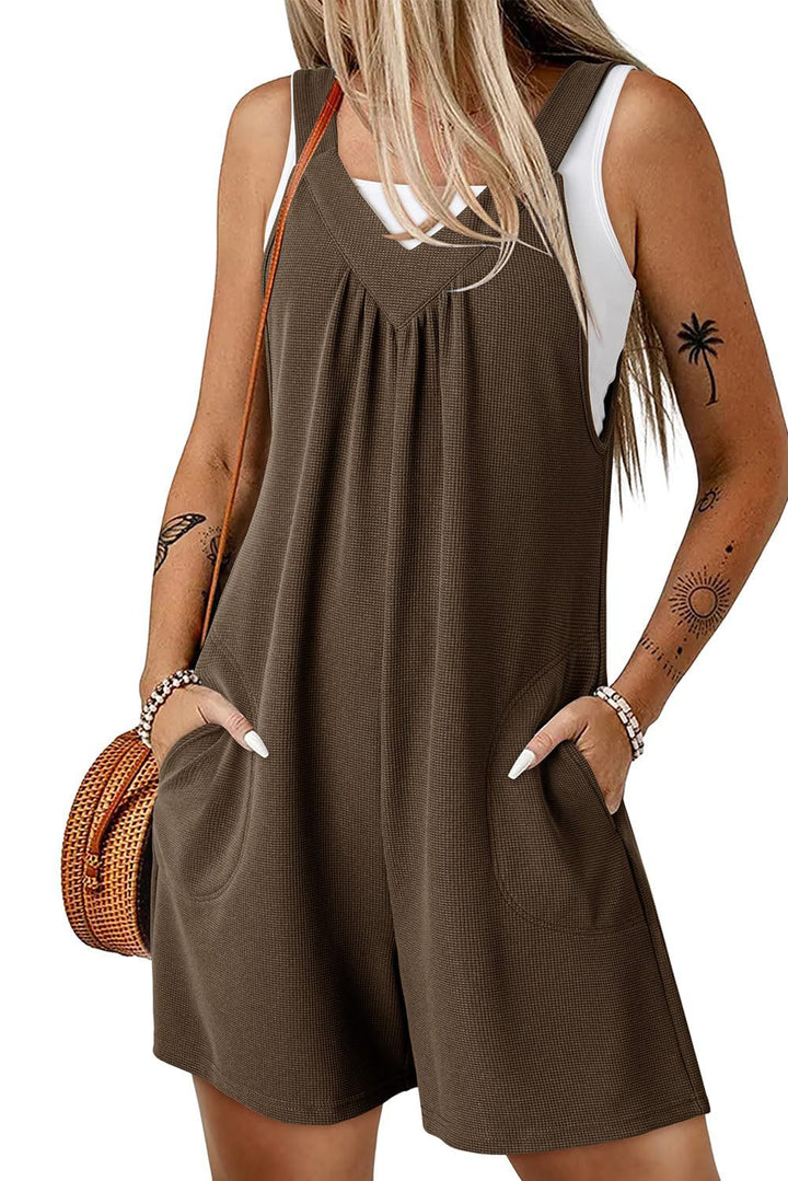 Modell trägt lässigen Damen Waffel-Shorts-Overall mit V-Ausschnitt. Ideal für Sommer, Freizeit und Urlaub.