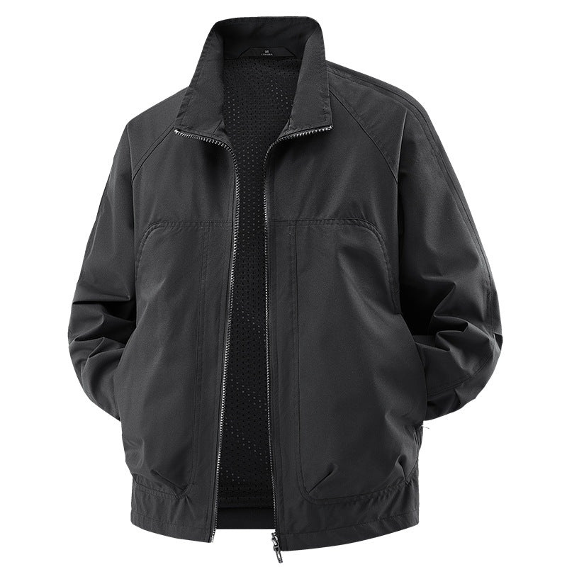 Detailansicht: Taschen und Reißverschlüsse der leichten Herren Outdoor-Jacke. Praktische Funktionsjacke für Herren.