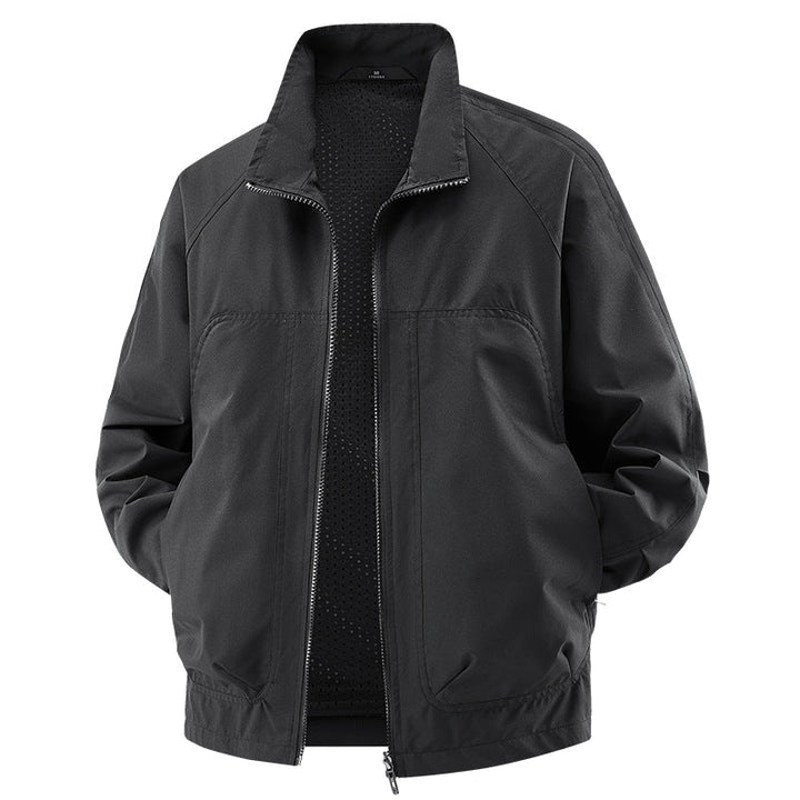 Detailansicht: Taschen und Reißverschlüsse der leichten Herren Outdoor-Jacke. Praktische Funktionsjacke für Herren.
