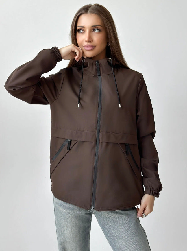 Frontansicht der leichten Damen Windbreaker Jacke. Modernes Design, Reißverschluss & Stehkragen.