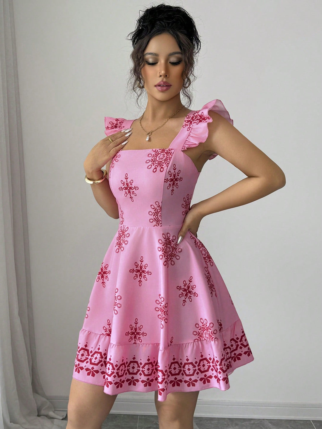 Damen Freizeitkleid A-Linie mit Blumenstickerei, Rüschen-Trägern und elegantem Quadrat-Ausschnitt.