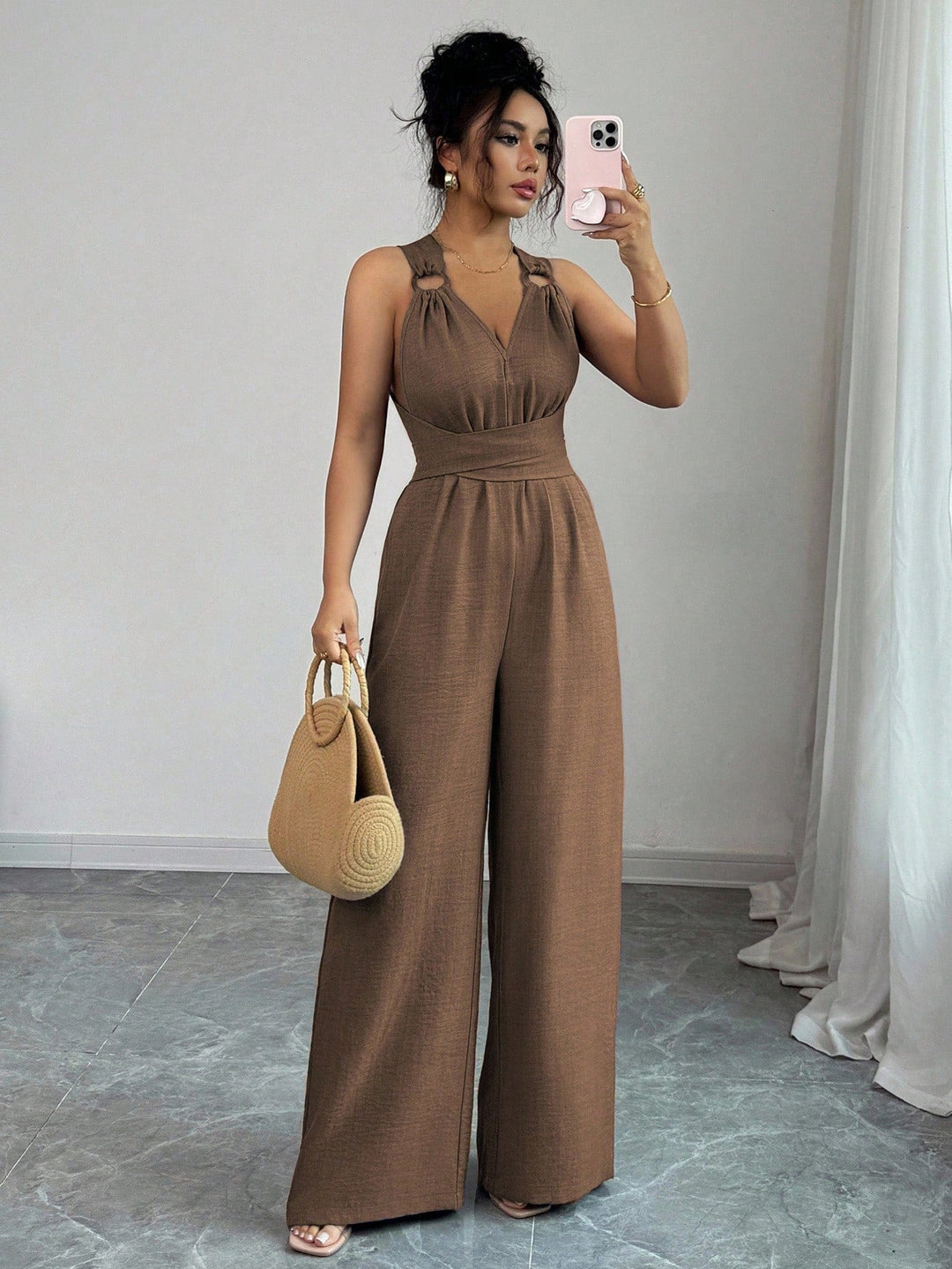 Eleganter Damen Jumpsuit, weites Bein, V-Ausschnitt, Taillengürtel. Femininer Schnitt für den Sommer oder Abend.