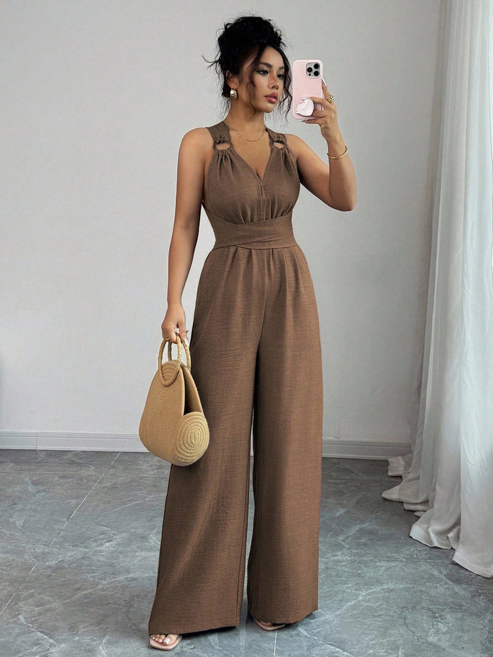 Eleganter Damen Jumpsuit, weites Bein, V-Ausschnitt, Taillengürtel. Femininer Schnitt für den Sommer oder Abend.