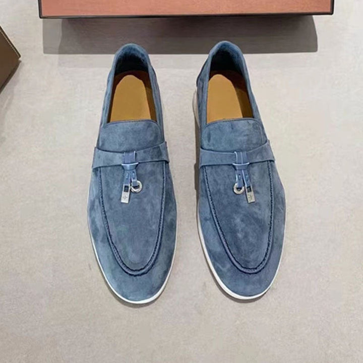 Ein Paar stilvolle Herren Business-Mokassins, klassische Slipper aus Leder für elegante Herrenmode und Komfort.