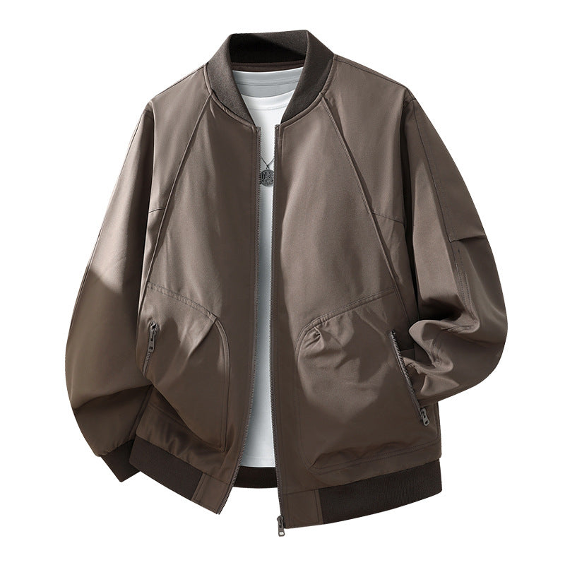 Detailansicht des robusten Reißverschlusses einer modischen Herren Bomberjacke, perfekte Alltagsjacke für Männer Mode.